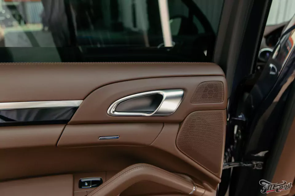 Частичный пошив салона Porsche Cayenne в кожу, полировка и керамика кузова